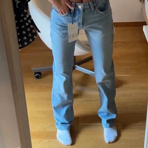 Zara Midwaist jeans  - De trendiga zara jeansen i den ljusaste färgen säljer då de är för stora för mig men de är i superfint skick. Budar kommentarerna💕kan köpas direkt för 500+frakt💕 många intresserade så startade budgivning högsta bud 400💕