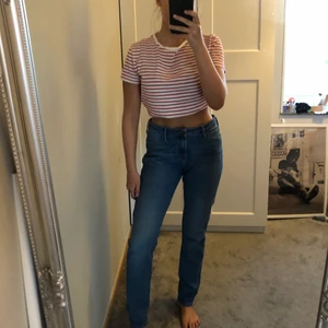 Lee jeans ELLY - jeans från lee i modellen Elly. Endast använt dem tre gånger & nypris är ca 899.  Säljer pga för stora för mig så om man är en 36/38 så sitter de såhär men dem ”ska” sitta tightare🤍 frakt tillkommer 