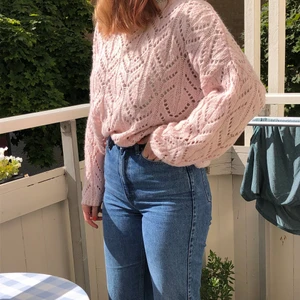 Stickad tröja från Monki💓 - Supergullig stickad tröja från Monki! Köpte för något år sedan men har inte använt så mycket. Tröjan är i gott skick! Storlek på tröjan är S men den är ganska stor, så passar säkert M eller L också! Frakt tillkommer vid leverans men helst möts jag upp i Göteborg!💖