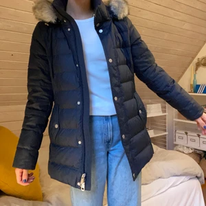 Dunjacka - Supervarm och skön vinterjacka från Tommy Hilfiger i modellen Tyra. Den är i mycket bra skick och är perfekt till vintern! Luvan är avtagbar och så även pälsen på den 🧡💞