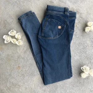 FREDDY WR.UP®  Low Waist Denim Ljus.  - FREDDY WR.UP®  Low Waist Denim Ljus Färg: Ljus Midja: Låg  Längd: Ankel-l Märke: FREDDY. WR.UP®  Storlek: S  SHAPE EFFEKT som ger en skit snygg rumpa! Silikon rem vid midjan, superskönt.   Pris: 100 kr + frakt 57 ( spårbart)  Skick : Bra, men har 2 små hål framtill ett som är lagat det andra är på benet , se bilder.   Meddela om fler bilder önskas.      🌸har flera annonser uppe på kläder/saker så samfraktar.  🌸Övrigt från rökfritt djurfritt hem. 