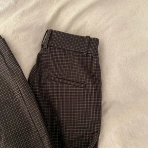 Superfina kostymbyxor  - Kostymbyxor från hm som tyvärr var lite små på mig, använde de 1 gång så dem är i nyskick 🤎🤍⚡️ kom priv för bilder på! Obs dem är små i storlek 