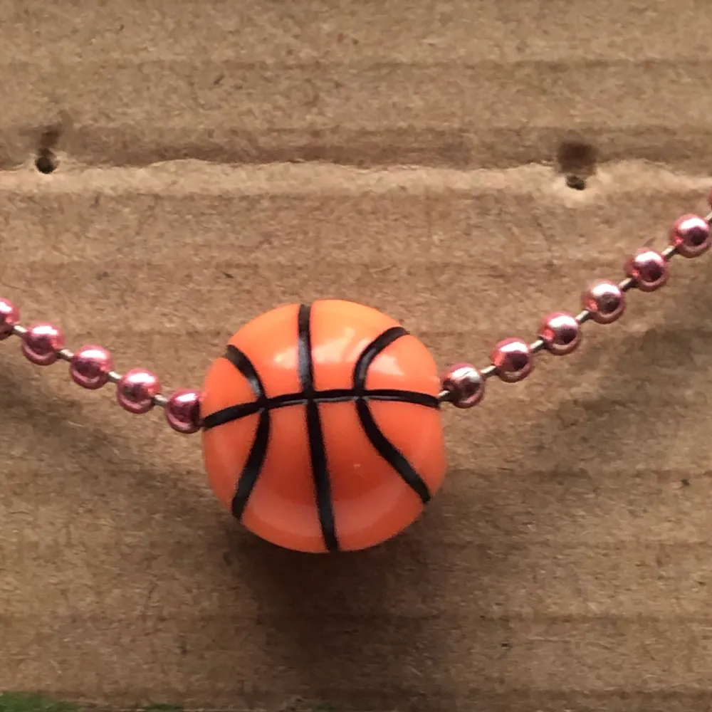 Hemmagjort basket halsband med en rosa kedjađ Jag har gjort det sjĂ€lv och det Ă€r i ett fint skickđđ. Asusteet.