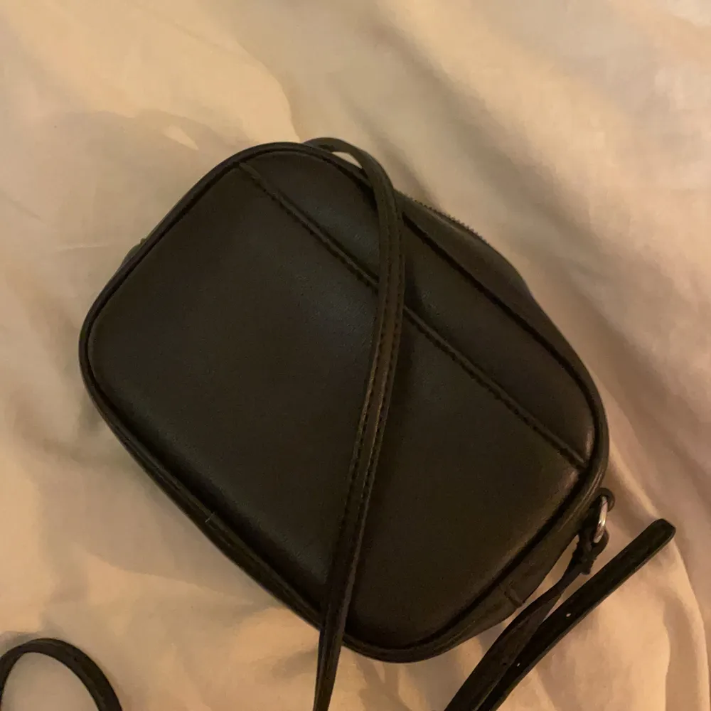 Säljer min så så söta väska från Calvin Klein!! Den är knappt använd så den är i sin bästa form😇 Väskan har 3 hål att justera bandet till, men jag har gjort ett till hos en skomakare för att jag gillar min väska lite kortare🙏🏼. Accessoarer.