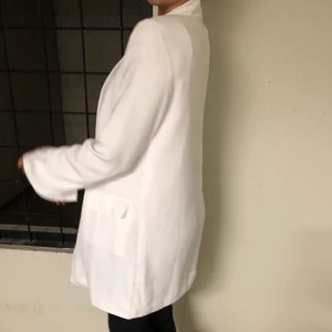 Vit lång blazer - Helt oanvänd blazer från NAKD💙 frakt tillkommer 
