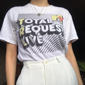 T-shirt med retro-tryck - En vit t-shirt med retro MTV-tryck! Officellt MTV-merch. Superskön, 100% bomull! I storleken S med oversized passform. Bara att kontakta mig om du har några fler frågor om plagget! ☺️✨