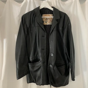 Läderjacka - Cool läderjacka köpt secondhand, säljer pga använder inte längre 