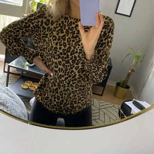 Leopardblus från H&M - Blus i leopardprintat tyg från H&M. Resår i ärmsluten. Storlek 42. Gott skick.