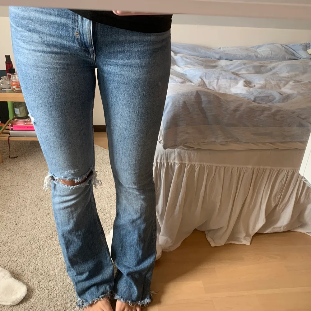 Zara jeans med hål, köptes i maj men inte kommit till användning! . Jeans & Byxor.