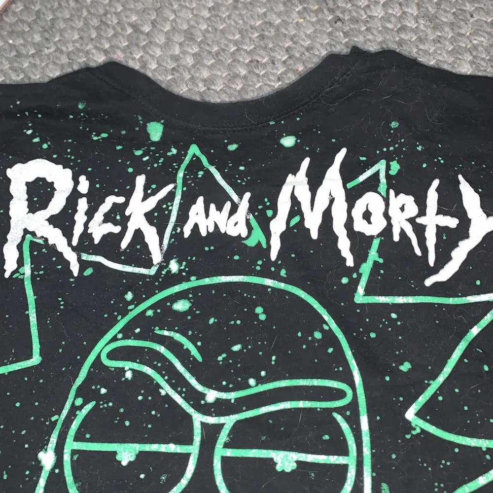 Rick and morty t-shirt, XL, knappt använd. T-shirts.