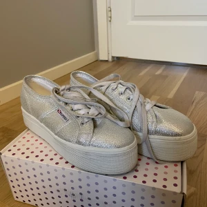 Glittriga Superga skor - Intressekoll på mina silverglittriga Superga skor. Använda endast en gång men snörena är lite smutsiga pga att jag bytt snören på skorna. Säljer eventuellt vid bra bud 🥰 Nypris 899, storlek 38