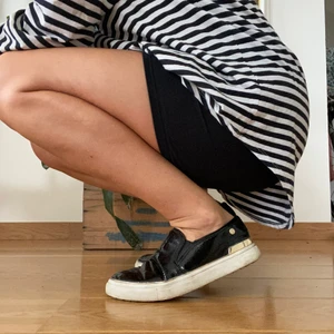 Lackskor - Låga skor i lacktyg med guld detalj i storlek 36