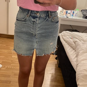 Ljusblå jeanskjol  - Jättefin ljusblå jeanskjol från Ginatricot, knappt använd och i mycket bra skick 🤍💫 Skickas med spårbar frakt :)