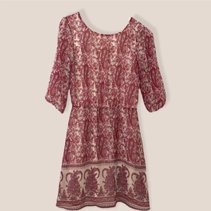 Klänning BikBok med öppen rygg - Klänning från BikBok med öppen rygg. I löstsittande chiffongtyg samt en kedja i ryggen som är avtagbar om så önskas