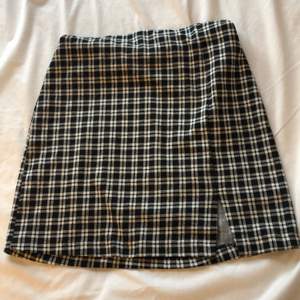 En svartvit rutig miniskirt/kjol med en liten slits ifrån h&m🥰 säljer eftersom att det inte riktigt är min stil:)) änvänd ungefär 3 gånger