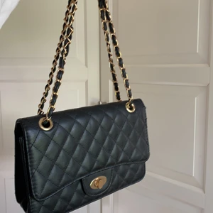 Väska - super fin väska!! Använd fåtal gånger och har inga slitage eller rost😊