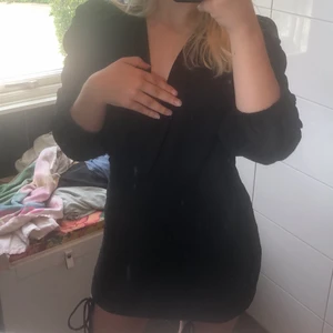 snygg svart klänning 😍 - En snygg klänning från Gina tricot! Köpte för 349 säljer för 200kr + frakt , säljer pågrund av inte kommit till användning , endast använd 1 gång 💕💖 skriv privat vid intresse