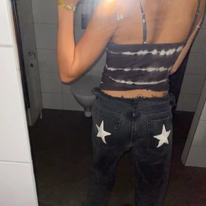 Stjärn byxor  - !Lagt bud e lagt! 💜  Jag är xs så på mej blir byxorna mer loose :) e de gråa slutsålda populära slitade jeansen från zara. ja har fixat byxorna själv med fransningen och även stjärnorna som fungerar som reflexer å lyser som du ser på sista bilden!    Low Waits jeans. Alltså om man vill ha d mer loose kan mindre personer ha dem här och även de me storlek 36 tex     E 160 - lägg ett bud i kommentarerna (ÄNDAST OM DU KÖPA!) Höj med MINST 20 kr