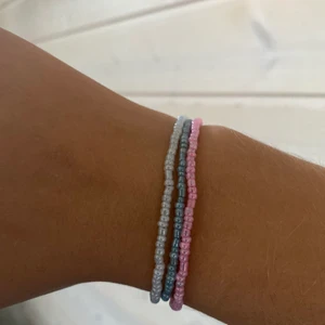 Armband  - Säljer egengjorda armband i olika färger Finns i grön, blå, vit, svart, rosa. 1 för 15kr  eller 2 för 22kr 