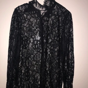 Festtröja  - ”Genomskinlig” svart festtröja. Har klippt bort storleken men den är nog i storlek M eller en liten L.