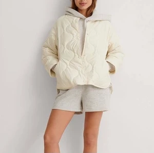 Quiltad jacka - Helt ny jacka från na-kd i off-white. Endast provad. Nypris 700 kr. Storlek XS/S/M.