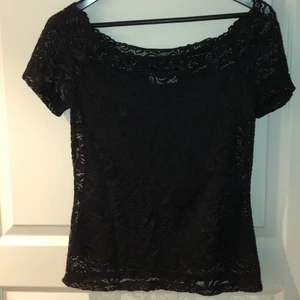 Svart spets topp från Vila.  - Svart Spets topp från Vila i storlek M. Använd 2 gång. Katt finns i hemmet. 