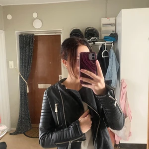 Chiquelle - Fin skinnjacka i nyskick. Den populära från chiquelle. Stl 38 men liten i storlek. Passar både 34-36. 300kr med viss prutmån. Nypris 600 om jag inte minns fel. 