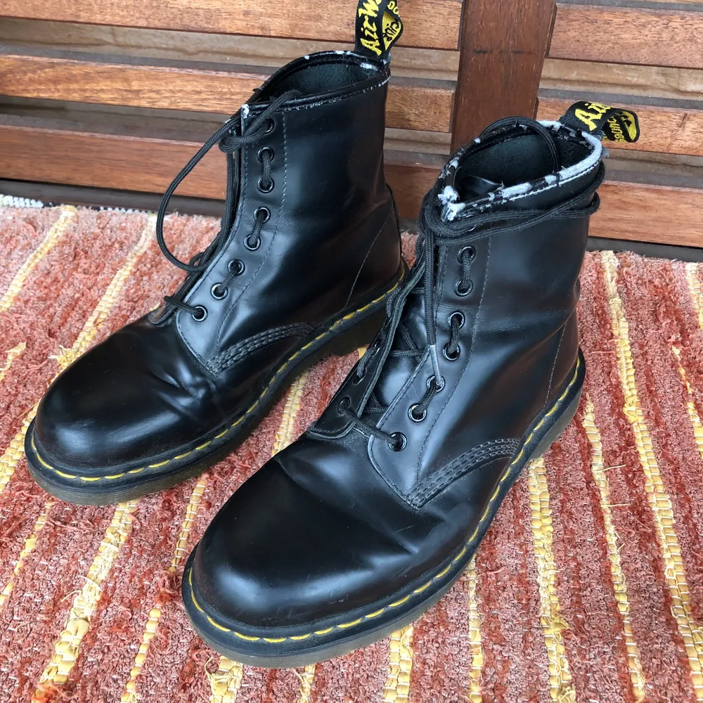 Ett par använda doctor martens. Storlek 41 men passar en liten 42a. De är använda men långt ifrån slutkörda. Köparen betalar frakt! 👍. Skor.