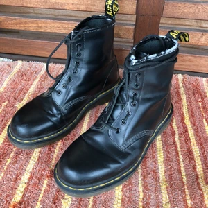Dr. Martens 1460 boots - Ett par använda doctor martens. Storlek 41 men passar en liten 42a. De är använda men långt ifrån slutkörda. Köparen betalar frakt! 👍