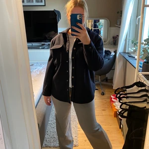 Skjortjacka - Supersnygg marinblå skjortjacka från Vila. Materialet är mellntjockt, den är inte speciellt tunn men funkar att använda som hoodie över tex en t shirt. Färgen framkommer inte riktigt på första bilderna men tredje bilden är hur den ser ut i dagsljus! Köpt för 449kr. Endast testad. Skriv för fler bilder eller information! Storlek 38 men passar dig som vanligtvis har XS - M