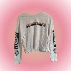 Tommy Hilfiger tröja  - fin tröja från tommy hilfiger köpt på NK,säljer då den inte kmr t användning.