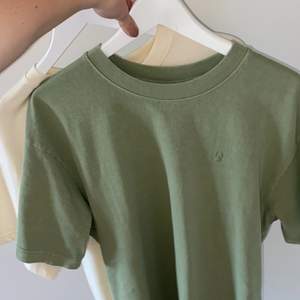 en grön och beige oversized t-shirt ifrån ginalab, helt oanvända :)) säljes tsm för 250. Styck 189.