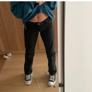 Midrise jeans zara - INTRESSEKOLL! Kör en intressekoll på dessa svarta midrise jeans från zara i storlek 38! Säljer endast vid bra bud. Buda i kommentarerna eller privat! HÖGSTA BUD:450.  KÖP DIREKT:490+frakt