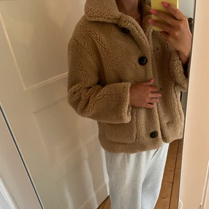 Teddyjacka - Intressekoll på min teddyjacka från Zara. Använd en del men i mycket fint skick! 