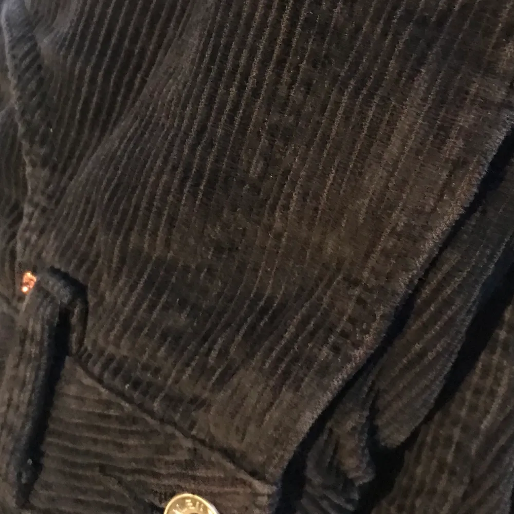 Svarta Manchester byxor i storlek small. Passformen är straight. Samma egenskaper som jeans fast i Manchester bara.. Jeans & Byxor.
