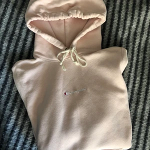 Champion hoodie storlek S - Champion hoodie från Urban Outfitters. Oversized i storleken. Väldigt bra skick. Använd ett fåtal gånger. Färgen är baby rosa / väldigt ljus rosa💗 Frakt tillkommer beroende på:)