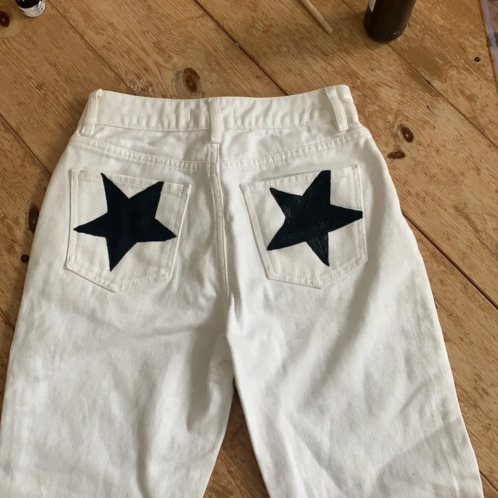 säljer dessa jeansen som jag målat stjärnor på! färgen går inte bort i tvätten :) byxorna är lite för korta på mig som är 166 så passar någon som är kortare<3 . Jeans & Byxor.