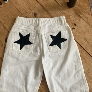 jeans med stjärnor på - säljer dessa jeansen som jag målat stjärnor på! färgen går inte bort i tvätten :) byxorna är lite för korta på mig som är 166 så passar någon som är kortare<3 
