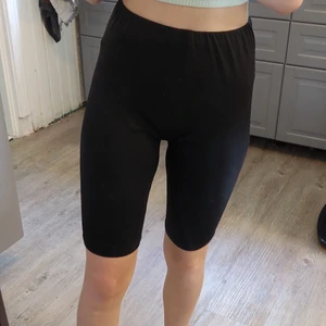 Stretciga cykelbyxor  - Snygga cykelbyxor som är väldigt sköna, storlek xs, sitter bra. Säljer för jag knappt använder dom och har flera stycken. Köparen står för frakten. Skriv gärna vid frågor!