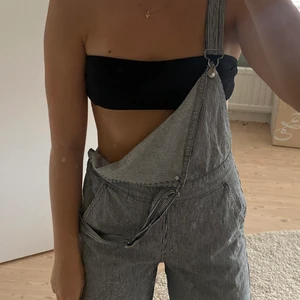 Hänglsebyxor⚡️⛅️💃🏼💛✨ - Ett par snygga trendiga hängselbyxor som passar till mycket. Bra skick. 