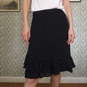 Prickig kjol med volanger - Svart, knälång kjol i två lager. Som ny.