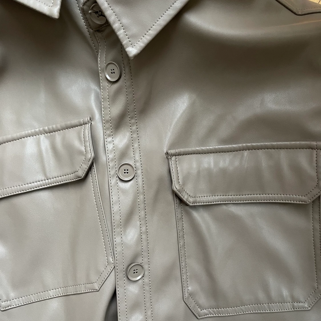 Brun/grön skinnskjorta Weekday  - 90