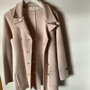 Äkta Jacka fr Busnel i strl 34💕💕💕 - Väldigt fin jacka till bra skick, (Linn Ahlborg har även en likadan), säljer denna för har en till i en annan färg och använder bara den andra🥰 Nypris: 4000