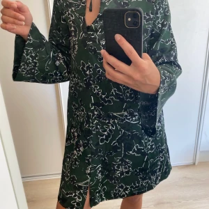 Grön klänning mango XS - Grön - svart silkig A linjeformad klänning. Liten slits nedtill. Mango strlk XS