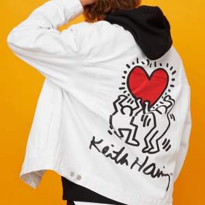 SLUTSÅLD ÖVERALLT! Keith Haring x HM jeansjacka i storlek: S. Passar enligt mig både S/M. Jackan är bara använd 1 gång och har inga märken, fläckar eller liknande. SKRIV PM OM DU HAR NÅGRA FRÅGOR