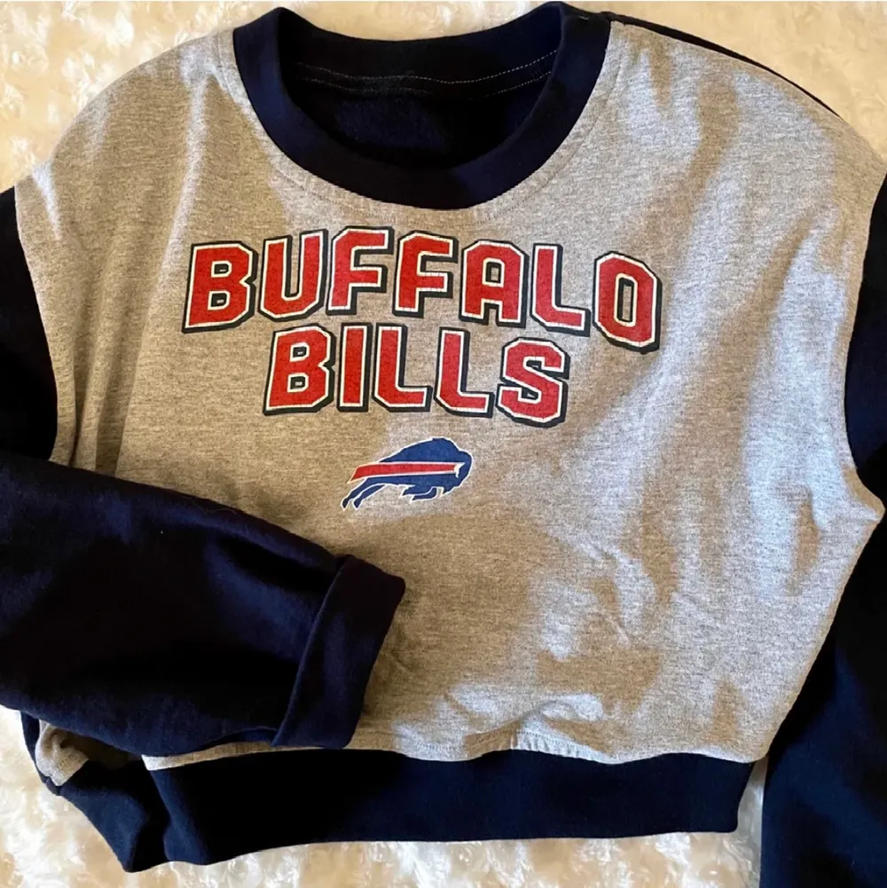 Säljer denna retro, croppade tröjan med Buffalo Bills på, fint skick då den är måttligt använd!🥰 Storlek S och säljs för 120 då den inte kommer till användning längre💗. Toppar.