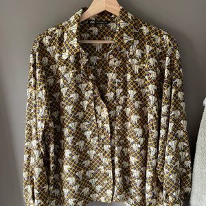 Zara blus - Säljer min fina zara blus i fint skick ingen deffekt😌 Den är i storlek xs men sitter lite oversized🥰