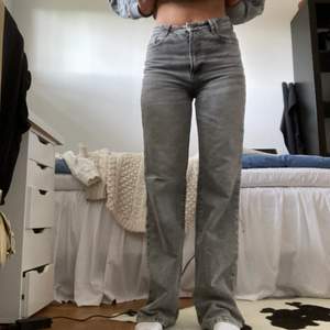 Säljer mina vida high waisted full length ljusgråa zara jeans som jag inte får användning för längre❤️ är i jättebra skick och skulle säga att dem passar mellan en 34-38 beroende på hur man vill att dem ska sitta! Dem är väldigt långa på mig som är 170 men man kan alltid klippa av dem eller du upp dem om man vill ha en kortare längd!💕 skriv för frågor🥰