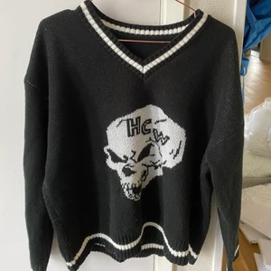 Heaven can wait copy tröja - hcw copy tröja i storlek L. Sitter oversize på mig som brukar ha XS/S. Den är ganska tjock och perfekt nu till hösten🖤 priset är plus frakt