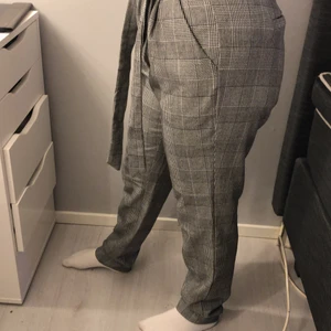  grå kostymbyxor,  - använda max 5 gånger